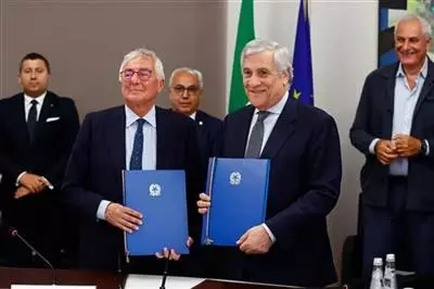 Andrea Prete, President of Unioncamere, and Antonio Tajani, Italian Minister for Foreign Affairs and International Cooperation, sign an agreement to support the internationalisation of Italian businesses